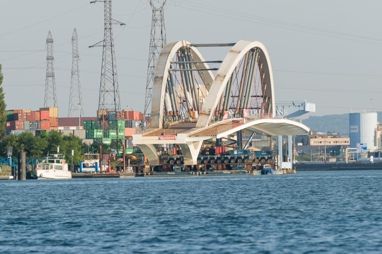 Chargement du pont sur la barge