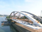 La mise en place du pont sur la barge